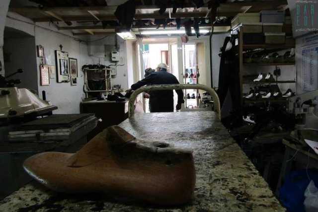 Noci, il laboratorio di Rocco: l'ultimo del barese in cui le scarpe si fanno ancora a mano